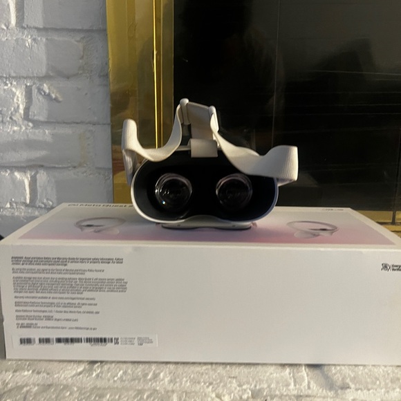 Oculus quest 2 used good condition 
VR Headset White with Wireless Connectivity - Picture 7 of 9